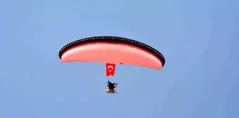 Bilecik'te düzenlenen Bilim Şenliği'nde insansız hava aracı ve paramotor gösterisi nefes kesti