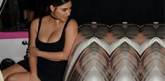 Canlı yayında inanılmaz kaza! Sadece sütyen giyen Kim Kardashian'ın göğüs uçları açıldı