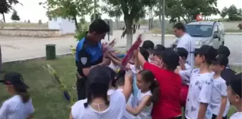 Köy okulu öğrencileri polislerle uçurtma uçurdu