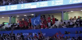 Türkiye-Çin voleybol maçında Doğu Türkistan bayrağı dalgalandı