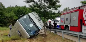 Yürekler ağza geldi! Şarampole devrilen midibüste 17 kişi yaralandı