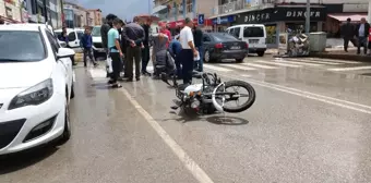 Islak zeminde kayan motosiklet yayaya çarptı