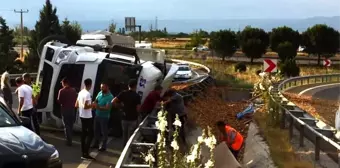 Hafriyat kamyonu devrildi, tonlarca talaş yola döküldü