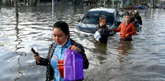 Endonezya'da Gelgitler Sele Neden Oldu