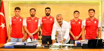 Manavgat Belediyespor'da 14 imza birden atıldı