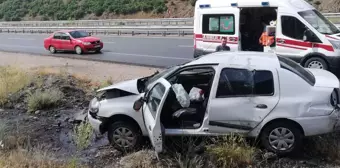 Erzincan'da şarampole devrilen otomobildeki anne ve baba ile 2 çocukları yaralandı