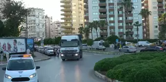 Mersin Caddelerinde Yürüyen Defile