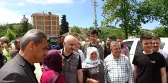 Bakan Karaismailoğlu'nun önüne çıkan kadın, yaşadıkları su ve yol sorunlarını anlattı