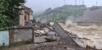 Kozcağız'da 4 katlı bina yıkıldı, mahalle tahliye edildi