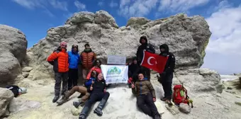 Türk dağcılar İran'daki Demavend Dağı'nın zirvesinde bayrak açtı