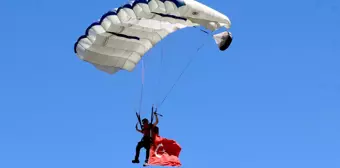 Adrenalin tutkunu Avusturalyalı sporcu Türk bayrağıyla atlayış yaptı