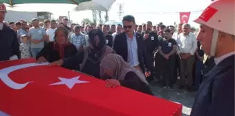 Otobüs kazasında yaşamını yitiren sözleşmeli er toprağa verildi