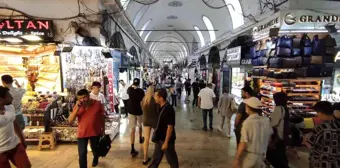 Arefe Günü'nde Kapalıçarşı'da turist yoğunluğu