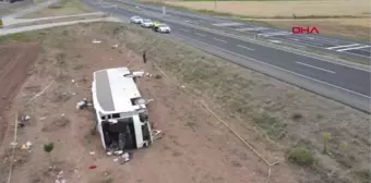 Son dakika haberleri... YOLCU OTOBÜSÜNÜN DEVRİLDİĞİ KAZANIN DRONE GÖRÜNTÜLERİ