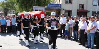 Yolun karşısına geçerken TIR'ın çarptığı polis memuru yaşamını yitirdi (2)