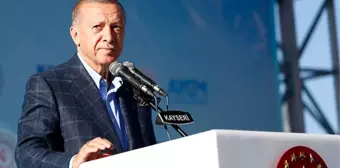 Cumhurbaşkanı Erdoğan, konuşması sırasında 'Buraya enteresan bir şey yazmışlar' diyerek asılan pankarta dikkat çekti