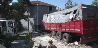 Sarıyer'de gecekondunun üzerine uçan kamyonun enkazı kaldırıldı