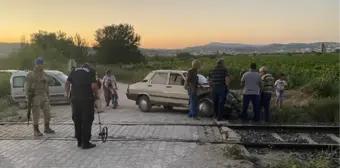 TRENİN ÇARPTIĞI OTOMOBİL HURDAYA DÖNDÜ; KARI- KOCA KAZADAN YARA ALMADI