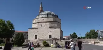 5 asırlık caminin duvarlarında yer alan taşlar, Osmanlı'da toplum ahlakını gözler önüne seriyor