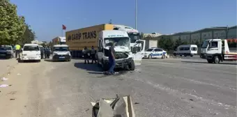 Gaziantep haber... GAZİANTEP'TE İŞÇİ SERVİSİ, TIR'A ÇARPTI: 6 YARALI