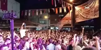 Ünlü rapçinin sahneden attığı elma izdihama neden oldu