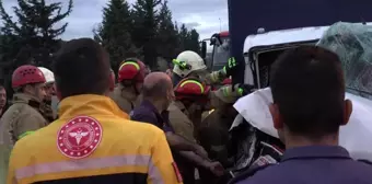 Tuzla Şekerpınar mevkisinde iki kamyonet çarpıştı: 3 yaralı