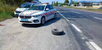 Son dakika haber! Manisa'da otomobilden fırlayan lastiğin isabet ettiği polis memuru yaralandı