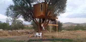 Afyon haberleri... Çobanlar için ağaçta otel yaptı