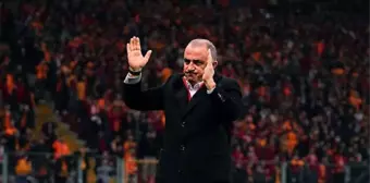 Fatih Terim, kendisi için çekilen belgesel filmini eşiyle birlikte ağlayarak izledi