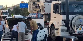 Son dakika haberi... Kırmızı ışıkta bekleyen aracın motor kısmında çıkan yangını vatandaşlar söndürdü