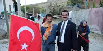 Kaymakamı Türk bayrakları ile karşıladılar