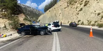 Antalya gündem haberi: Antalya'da iki otomobil çarpıştı, 4 kişi yaralandı