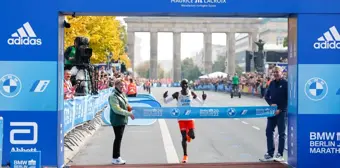 Berlin Maratonu'nu birincisi Eliud Kipchoge kendisine ait dünya rekorunu geliştirdi