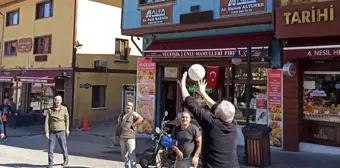 Cadde kapatma uygulamasını top oynayarak protesto ettiler