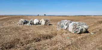 Plastik atığı tarlaya atıp kaçtılar