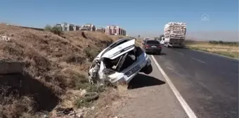 DŞYARBAKIR - Şarampole devrilen otomobildeki 4 kişi yaralandı