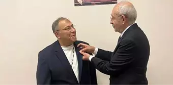 Aşkın Tuna... 'BERABER YÜRÜDÜK BİZ BU YOLLARDA' SÖZ YAZARI CHP ROZETİ TAKTI!