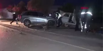 ANTALYA'DA OTOMOBİL İLE CİP ÇARPIŞTI 2 ÖLÜ, 3 YARALI