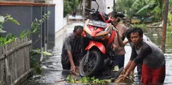 Endonezya'da Sele Kapılan Motosiklet Salla Tahliye Edildi