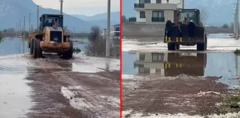 Antalya'da yağmur suları nedeniyle evlerinden çıkamayanlar iş makinasıyla taşınıyor