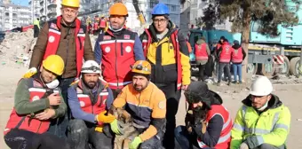 Ezan okunurken uluyan köpek ve yavruları, sesi fark eden görevlilerce enkazdan kurtarıldı