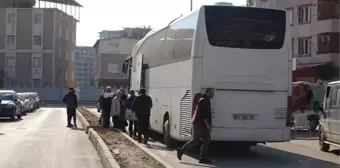 Hataylılar yerle bir olan şehirden otobüslerle ayrılıyor