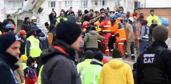 Enkazdan 106 saat sonra sağ çıkarılan Elif ilk isteği olan çantaya kavuştu