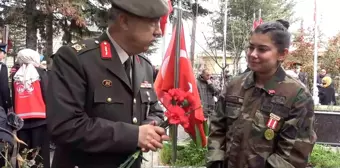 Babası şehit düştüğünde 4,5 yaşındaydı, üniformasını giyip kabrine gitti: 'Üniforması benim için gurur tablosu'