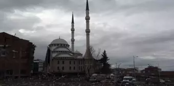 Depremde hasar alan camiyi gören bir daha bakıyor! Önü sağlam, arkası yıkık