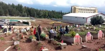 Deprem hüzünlü hikayeler bıraktı: Yakınlarını kaybedenler mezarlıkları ziyaret etti