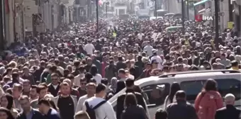 Bayram nedeniyle vatandaşlar Taksim'e akın etti