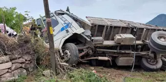 Balıkesir'de kereste yüklü kamyon devrildi: 4 yaralı