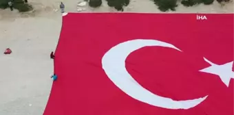 Ölüdeniz Kumburnu sahilinde dev Türk bayrağı açıldı