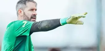 Bursaspor forması da giyen 37 yaşındaki kaleci Scott Carson, Manchester City ile nikah tazeledi